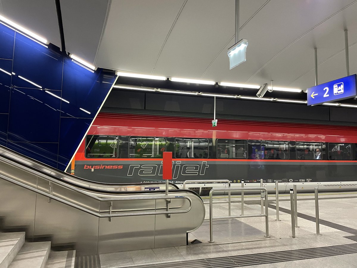 🇦🇹ウィーンの駅🚃電車🚆赤いのは成田エクスプレス的なやつ😌この地下鉄は大阪の御堂筋線に似てますね☺️そして当たり前やけどドイツ語🇩🇪Ihr Stück Wien!手押し車が路線図柄😂観光協会で
