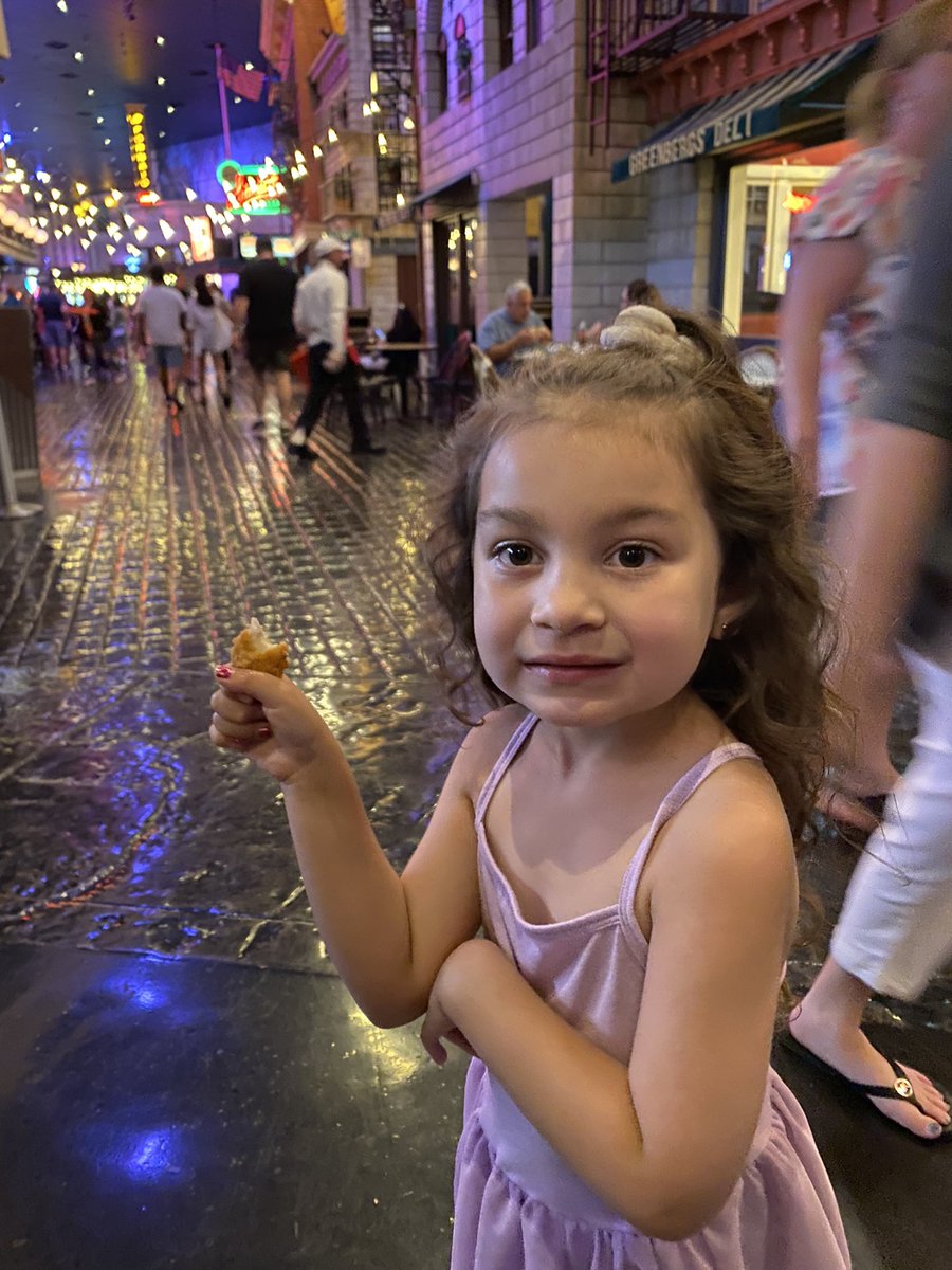 a1ex6ndra's tweet photo. londyn doesn’t need to go boxes https://t.co/hdeJjC3uhR