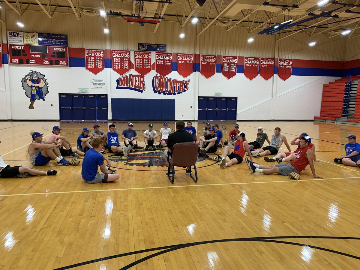 jacob_harden25's tweet photo. Thank you @Crgtrt36 for coming and speaking to our guys today ahead of Semi-State! It’s awesome having someone who’s been there and had success come instill confidence. Love ya Coach! #SemiStateWeek #BartStrong #MinerPride https://t.co/W5S3w93ki9