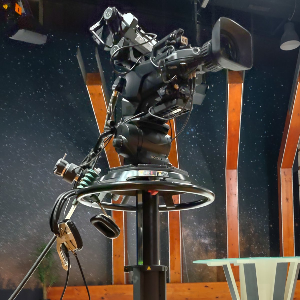 We're always grateful when we get photos from our customers! This one is from a studio with a few TP500 pedestals sporting SX300 heads. This one in particular has a nice 9-inch studio viewfinder and dual hand controls. #broadcast #studioshowcase #cameragear #expectexcellence