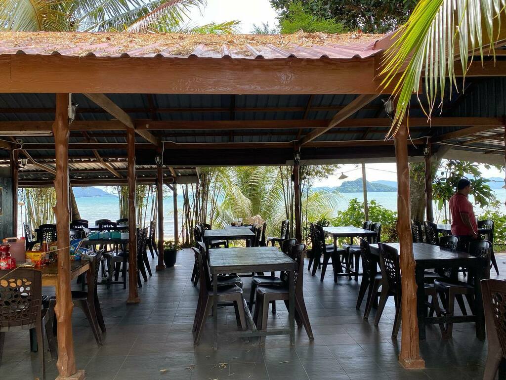 daphneleeml's tweet photo. Yesterday’s lunch venue at Padang Lalang, Langkawi. Lunch was laksa lemak and ayam lalapan (with ulam/fresh greens and Sambal belacan); the view was of the straits of Melaka; my lunch companions were one human (not pictured and two furry babies. 

#langk… https://t.co/kMDM08TqS4 https://t.co/5MxUVwZGAm