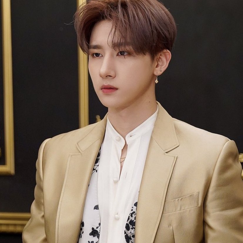 자수성가로 유명한 임대표, 주변에 사람쳐내는 거 잘하고 성격도 워낙 날카로워서 다들 무서워하거든. 근데 요새 사람찾는다는 소문이 도는거야. 그리고 인터뷰에 나와서도 말하는거지.

🐺어릴때 정말 죽기 직전에 저를 구해준 친구가 있는데, 꼭 찾고싶습니다.

평생 품고 살았던 첫사랑인 나를.