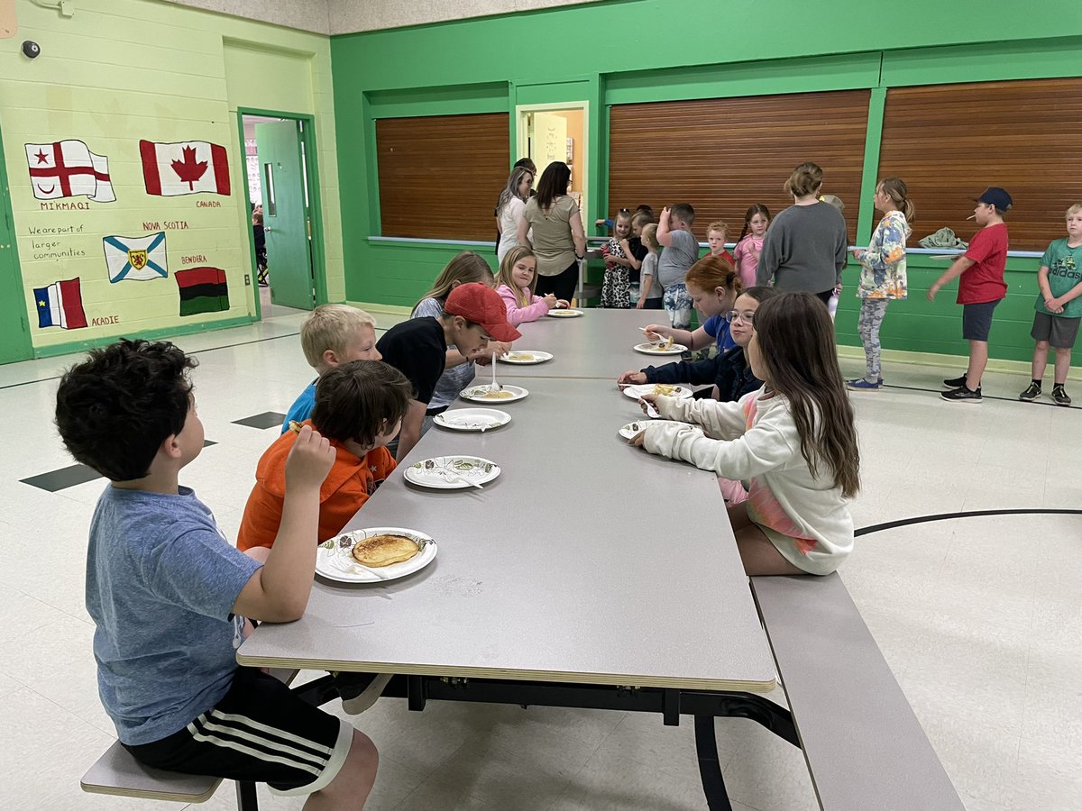 TMPDS1's tweet photo. What a great surprise and nice way to start the day! Thanks to a great staff for making pancakes for everyone on Wed. a.m. The kids were lined up out the door of our gym! @AVRCE_NS https://t.co/lTknl1ypXq