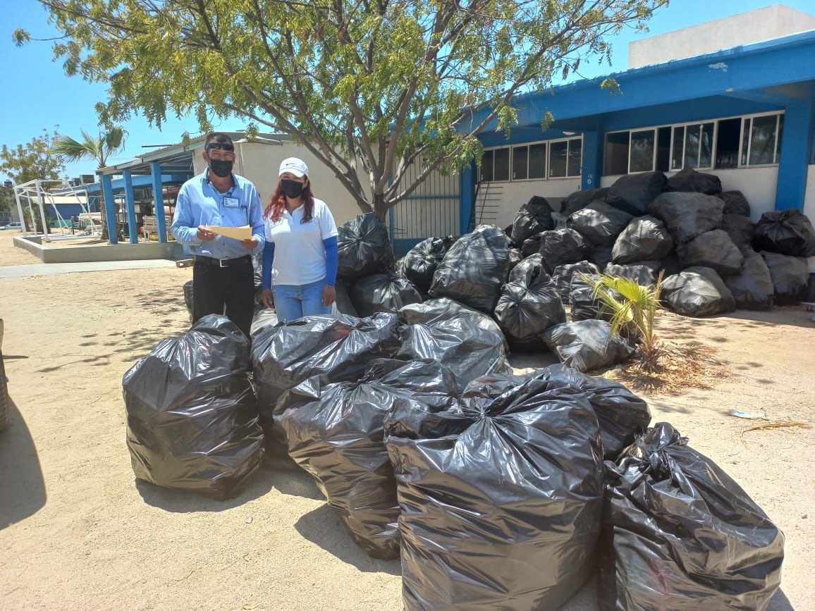 LosZofemat's tweet photo. La Coordinación Municipal de la Zona Federal Marítimo Terrestre (ZOFEMAT) entregó 270 kilos de residuos plásticos, recolectado en playas El Corsario y 8 Cascadas como parte del cumplimiento del convenio de colaboración firmado con el Centro de Estudios Tecnológicos del Mar. https://t.co/FTw2kIjetj