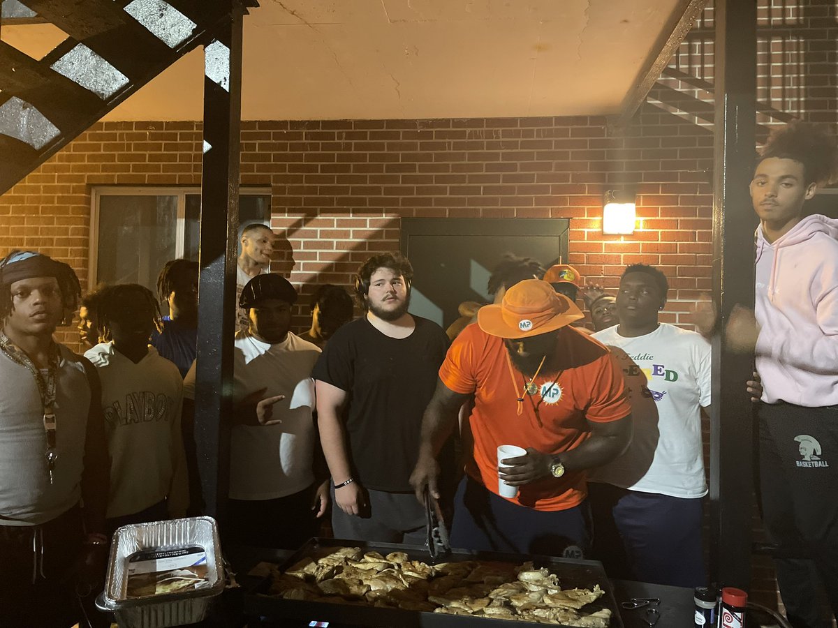 Former Ex Nfl player coach <a href="/RonJone59760559/">Ron Jones</a> cooking up the guys something to eat to end a great Day 3 ! @PrepMississippi @Coach__Morrow <a href="/LilphamMatt_QB/">Coach Matt Lipham</a> @KardariusCross  #whynotMp?!?