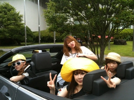 June 4, 2010: Dara via Me2Day 

['We’re going to play~!!! Together with Driver Park, today!^^ Go go go~!!! But it’s a rented car ke Doesn’t matter~ Vroom vroom~!!!']