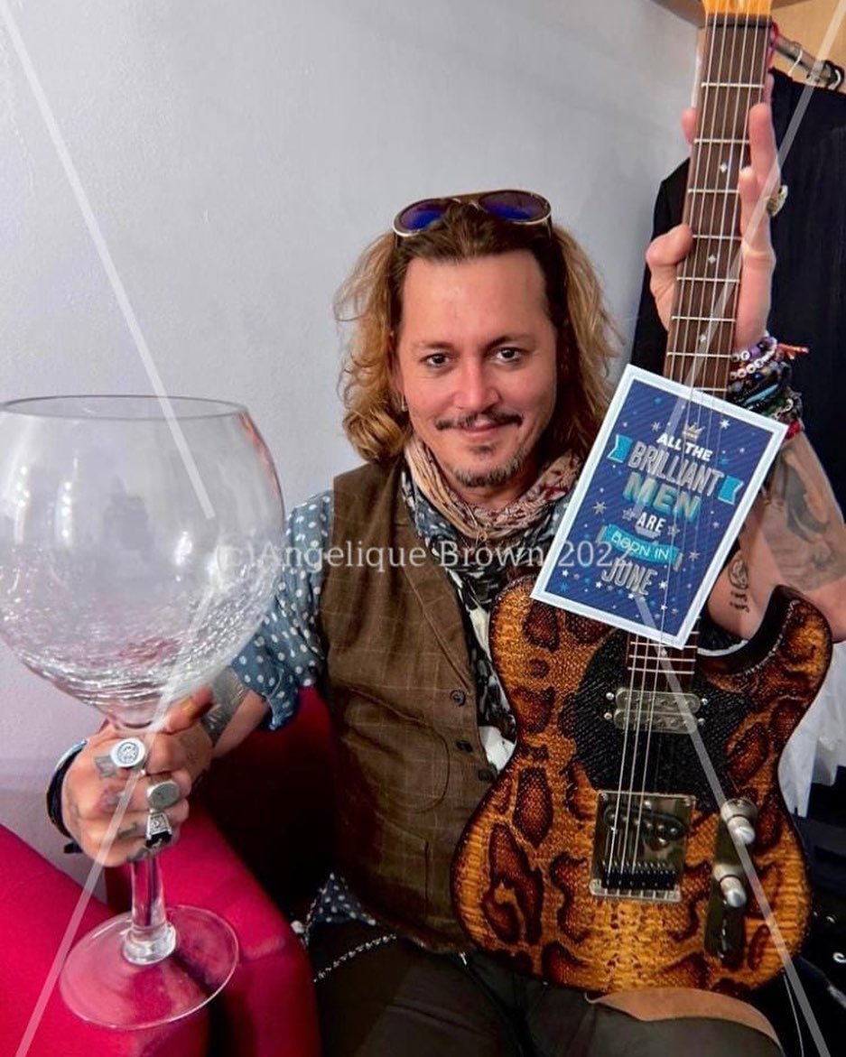 New Photo of #JohnnyDepp w/ his Mega Pint Glass! & A Guitar from Alex Becker 🥳 LFG!!! 🤣🤙🏼 (📸: angelique_brown_2909 on IG &  🎸: alexxbecker on IG) 

#HappyBirthdayJohnnyDepp 
#JusticeForJohnnyDepp
#NeverFearTruth
#JohnnyDeppGotJustice