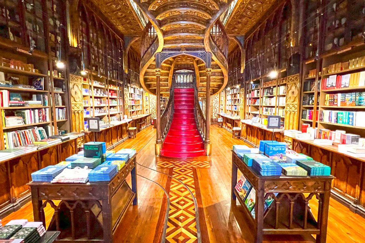Ik mocht voor openingstijd de beroemde boekwinkel Livraria Lello in Porto bezoeken! En ik maakte deze video. Zie:   bit.ly/3O7E8zo