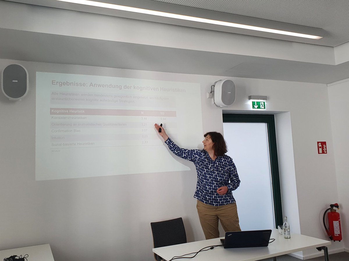 Dominique Heinbach (@heinbachd) on Twitter photo Toller Auftakt für Tag 2 der #rezfo22 : <a href="/jniemannlenz/">Julia Niemann-Lenz</a> zu kognitiven Heuristiken zur Evaluation der Glaubwürdigkeit von politischen Informationen in sozialen Medien Toller Auftakt für Tag 2 der #rezfo22 : <a href="/jniemannlenz/">Julia Niemann-Lenz</a> zu kognitiven Heuristiken zur Evaluation der Glaubwürdigkeit von politischen Informationen in sozialen Medien
