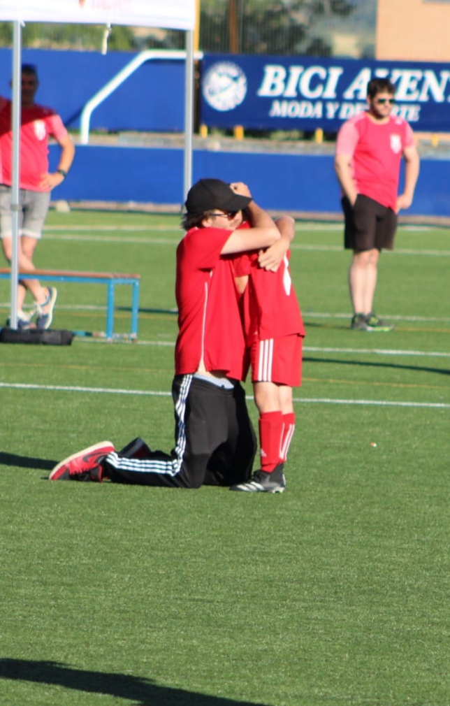 ✍️ Qué bonito es el fútbol...y qué triste algunas ocasiones!!

Hoy os traemos esta imagen tan triste pero tan bonita, con nuestro jugador Pablo Lapetra y nuestro entrenador Álvaro Urquiri.