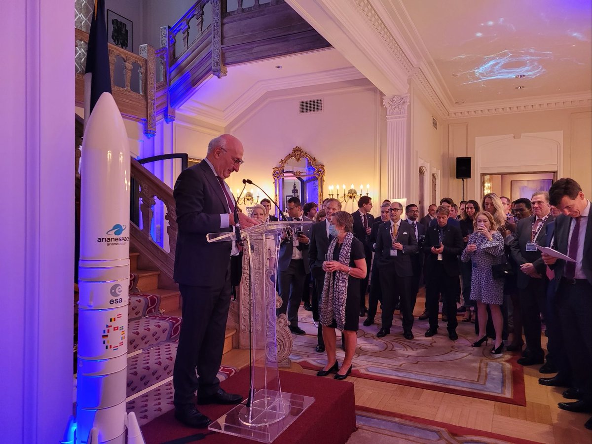 Unistellar's tweet photo. We would like to thank @Ph_Etienne and the entire staff of @franceintheus for organizing and hosting this amazing event. Celebrating 60 years of the @CNES and the signing of SCO & @NASA #Atemis accord. Thank you for allowing us to be part of this fantastic moment. https://t.co/YOBFcqVZRZ