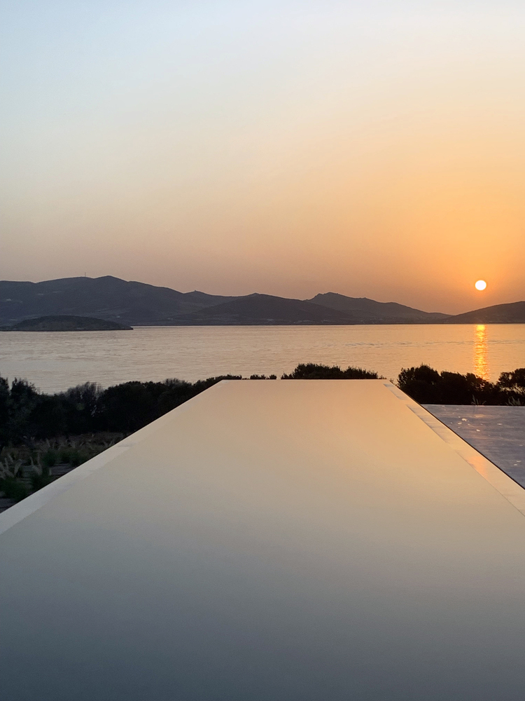 lopedetoledo's tweet photo. Hoy, en #JuevesDeArquitectura, una casa que huele a verano: 'Paros Residence' de Studio Seilern Architects. (Grecia, 2021) 📷: Louisa Nikolaidou. https://t.co/h7YHVKSEKv