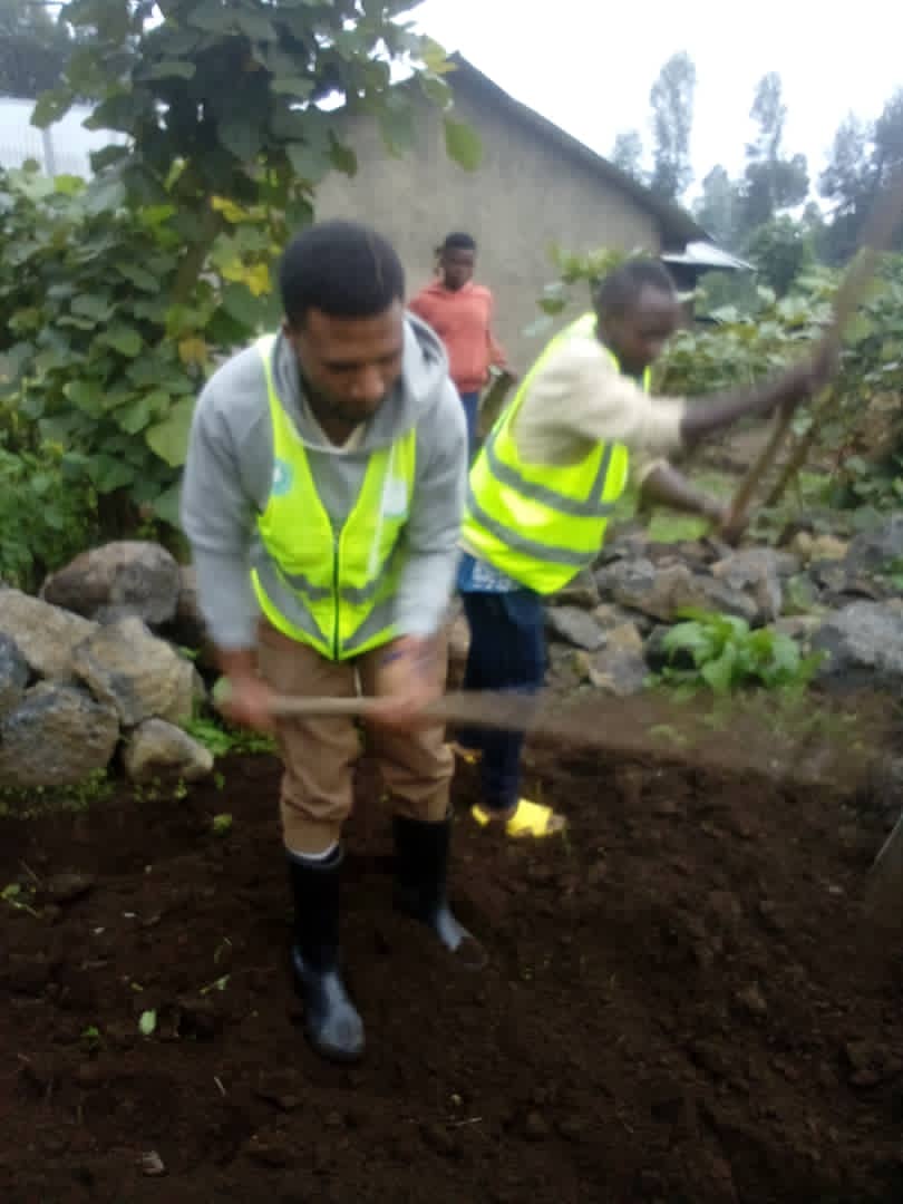 NyangeYouth1's tweet photo. Morning @NyangeYouth1 twabyukiye mubikorwa byamaboko ahotwubatse uturima twigikoni 2 mu mudugudu wa Bukingo muri #Nyangesector
@karambikarima @YouthMusanze @RobertByiri https://t.co/XyGYDvsYpF
