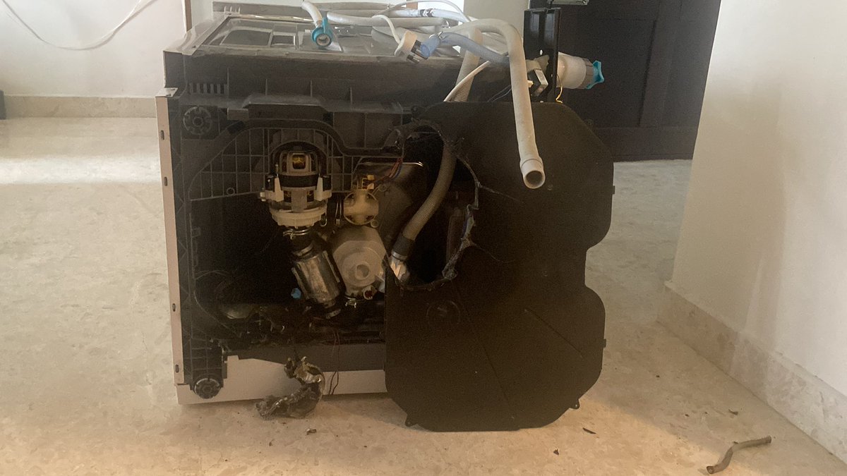 arpdave's tweet photo. @IFBindia Had a life threatening experience with a fairly new dishwasher I bought from you guys. 2 days ago in middle of the night, your dishwasher caught fire and filled the whole house with smoke. Thankfully no-one was hurt. #IFBonFire https://t.co/2fAFzovamp