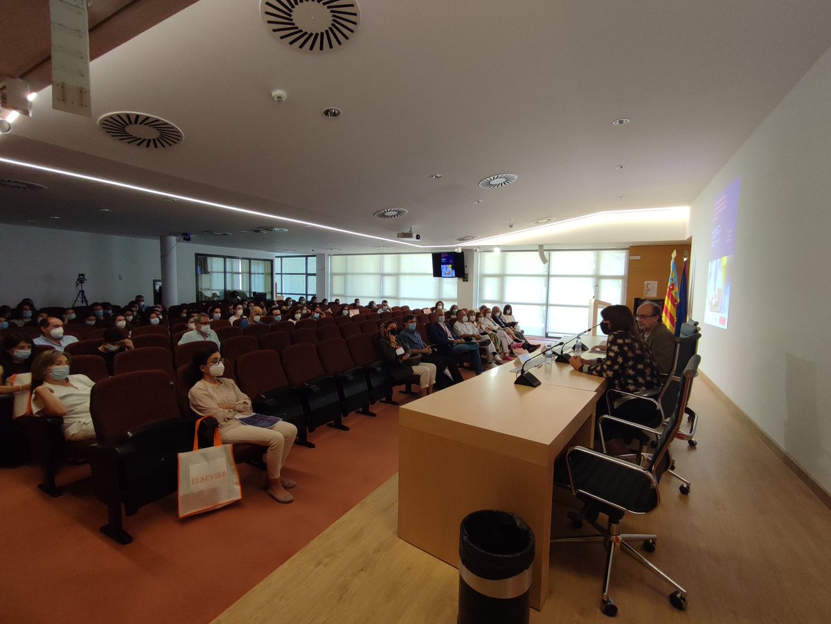 GVAfisabio's tweet photo. 💬 Mónica Pont, directora gerente de #Fisabio, inaugura en estos momentos la I Jornada de medicina basada en la evidencia del Hospital Universitario de la Plana junto con Miquel Rovira, gerente del @GVAlaplana https://t.co/aeAt3UV7ec