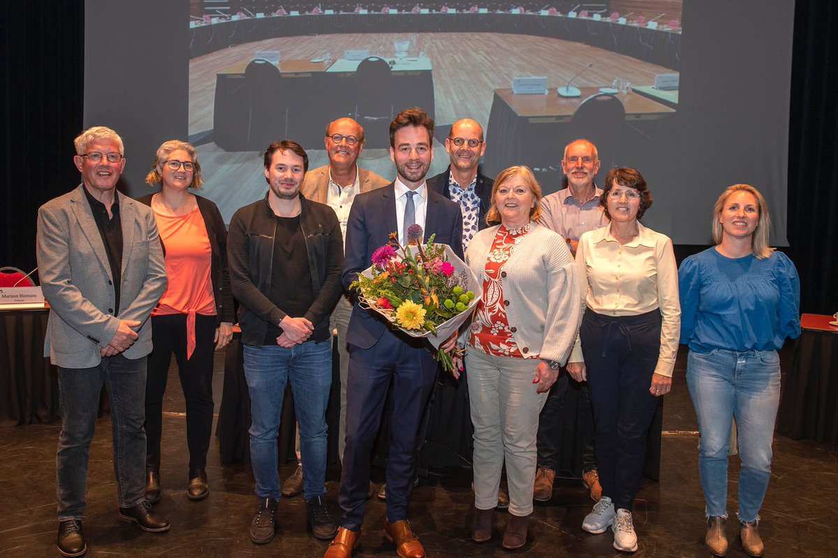 Tijdens de installatie van DOE!-wethouder @MarinusBiemans hebben we een leuke groepsfoto gemaakt van het DOE!-team. Veel succes de komende periode! Kansen en uitdagingen genoeg in onze mooie gemeente! Foto: Hein van Bakel