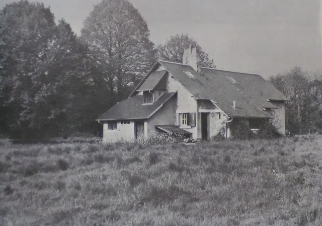 n_blanchard61's tweet photo. 6. Ce livre marque profondément Fabulet et entreprend sa traduction littéraire, publiée en France en 1922 et sa traduction littérale à Saint-Martin-de-Bosherville en bordure de la forêt de #Roumare, où il achète un terrain afin de construire sa propre #cabane. https://t.co/6S0Ac4H41H