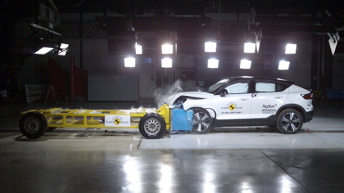 De volledig elektrische Volvo C40 Recharge heeft een veiligheidsscore van vijf sterren gekregen in de Euro NCAP-tests '22. Hij voegt zich daarmee bij zijn broers en zussen in het Volvo Cars-gamma als één van de veiligste auto's op de weg. Zie: bit.ly/3MBiG4D #cars #volvo