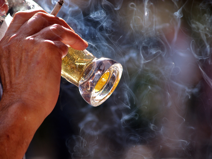 The heaviest drinkers in England are x4 more likely to smoke than the general population, according to a new study from UCL.

The study also found that the more a person drank, the more likely it was that they smoked.

▶️thelancet.com/journals/lanep…