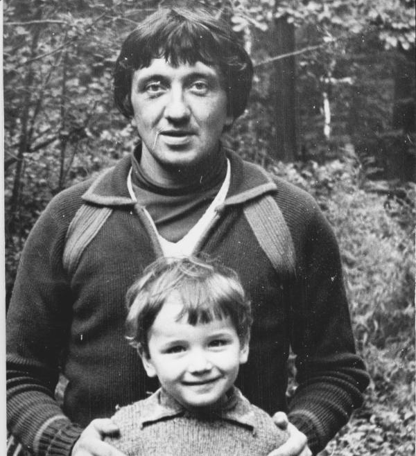 KapitanKenguru's tweet photo. Юрий Щекочихин. Писатель, журналист, общественный и политический деятель. Расследовал обстоятельства взрывов домов в Москве и Волгодонске в сентябре 1999 г. Убит ядом в 2003 г. Сегодня день его рождения. https://t.co/2TDUHpu92v