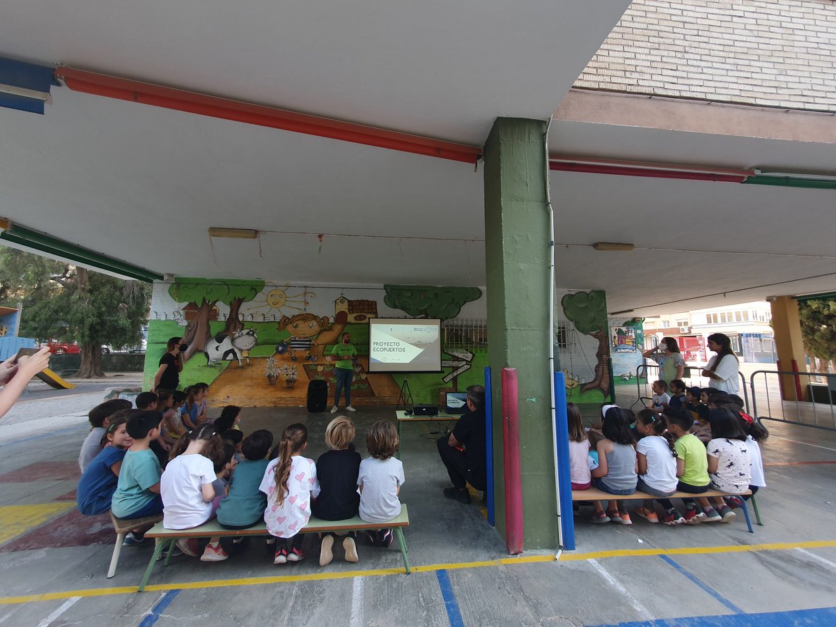 Una visita muy especial al centro infantil  EEI Río Ebro (Motril) donde explicamos la labor de Ecopuertos para acabar con la basura marina a alumnos y alumnas de 3 a 5 años, que nos recibieron con un montón de preguntas para resolverles 🌍🤲 #ProyectoLIBERA <a href="/ecoembes/">Ecoembes</a> <a href="/aytomotril/">Ayuntamiento Motril</a>