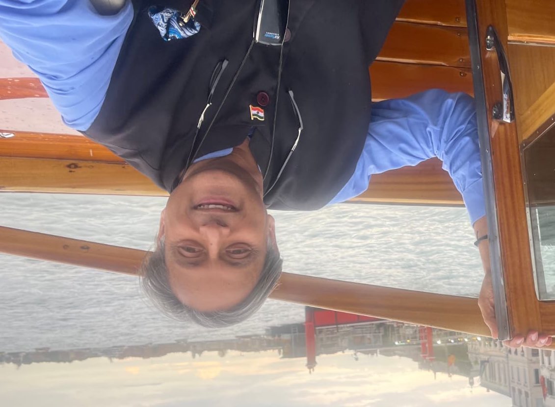 BefittingFacts's tweet photo. .@shashitharoor tweeted these pics from Venice in which national flag pinned to his jacket was upside down, so I fixed it. https://t.co/ZC3HRgZetx