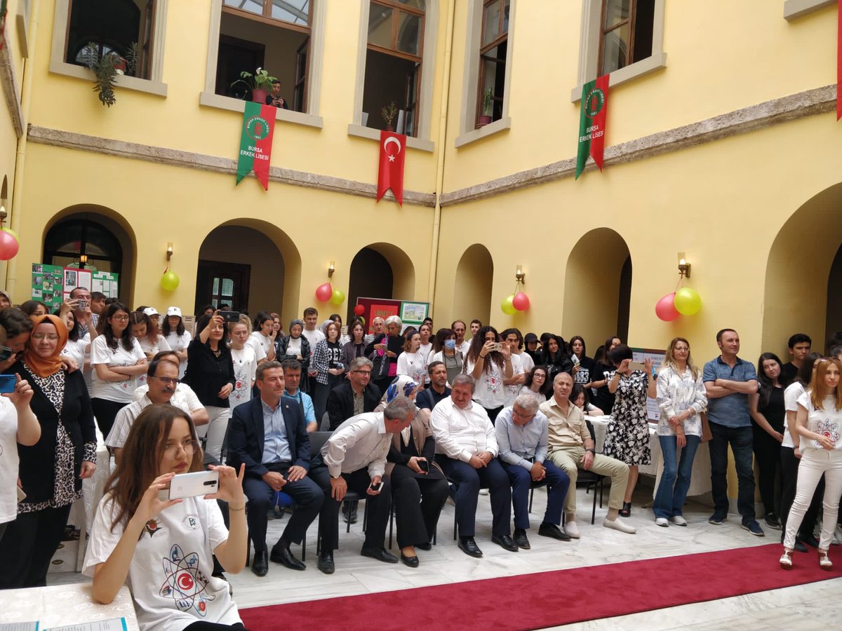 LisesiBursa's tweet photo. Bursa Erkek Lisesi TÜBİTAK 4006 Bilim Fuarımızı gerçekleştirdik. Katılım sağlayan şube müdürlerimize, okul müdürlerimize, öğretmen, öğrenci ve velilerimize teşekkür ederiz... @serkangur_bursa @GurhanCokgezer @hasanalituzen @TC_Osmangazi https://t.co/s0uPFGLyp2