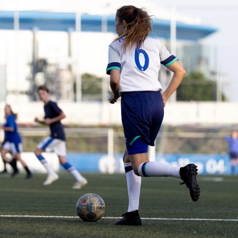 s04's tweet photo. Königsblau und Aufstiege - das passt in diesem Jahr einfach 😎

Die #S04-Frauenfußballabteilung bejubelt den Aufstieg einer ihrer Mannschaften in die Bezirksliga. Gratulation, Mädels! 🙌🏽