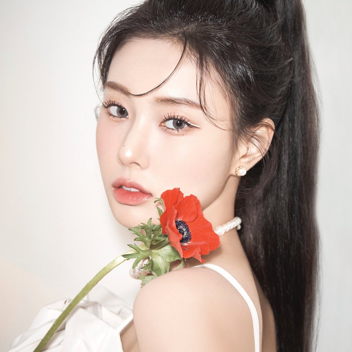 shegalore's tweet image. thank you winter poem for being the best song of the year now we'll gladly pass it onto like a diamond. thank you for your service strong soldier 😭❤️‍🩹
#강혜원_다이아보다_이쁘면_다야
#HyemLikeADiamond