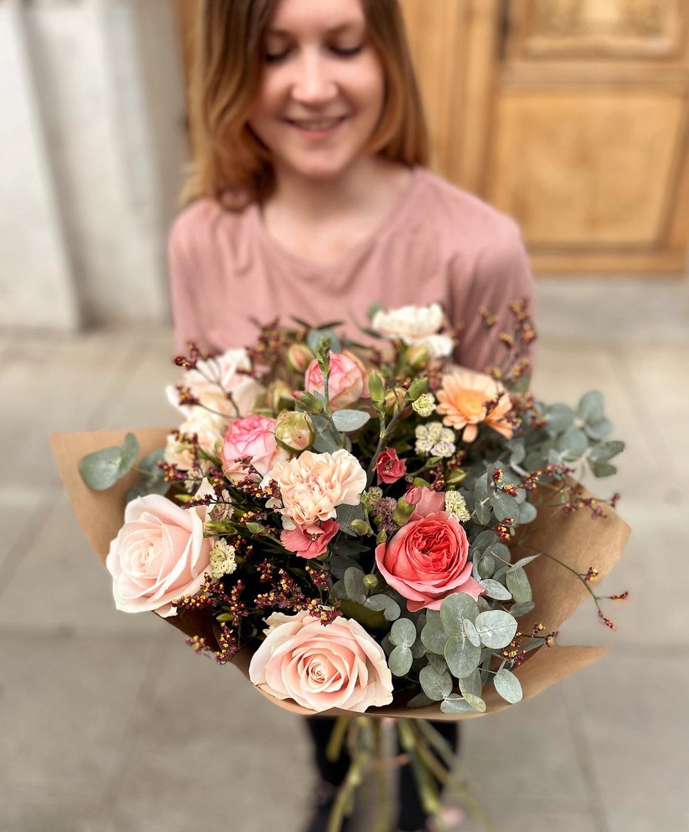 FleuriotFleurs's tweet photo. Créez un moment unique avec cet élégant bouquet composé de roses, limoniums et œillets de jardin! #fleuriot #fleuriotfleurs #fleuriot1920 https://t.co/TDcXTSXsFm