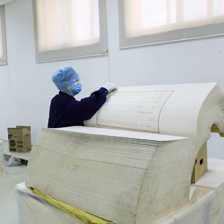 The largest and heaviest book in China: 
the genealogy of the royal house玉牒, Qing Dynasty, 
1-meter in thickness, and over 150 kilograms.
Collection of First Historical Archives of China.