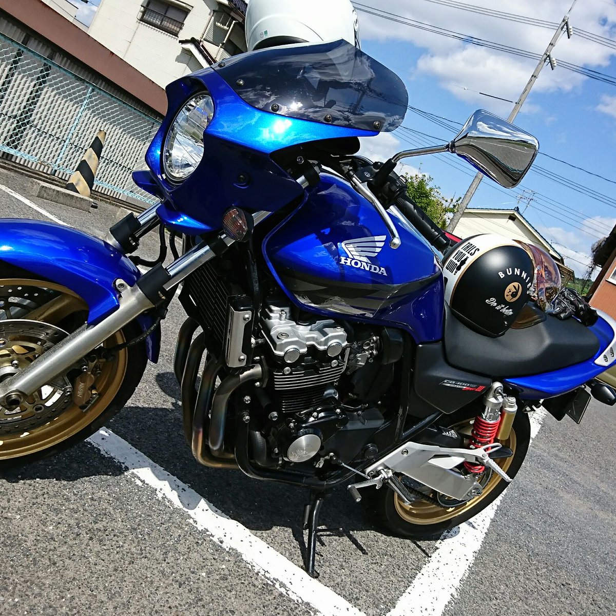 また新たなバイク！
購入へスタート！商談からスタートしようかな😃
今も乗ってるCB400スーパーVテックスペックスリー
普段はインストラクターとしてバイク乗ってまーす！
プライベートでツーリング行ってる😃