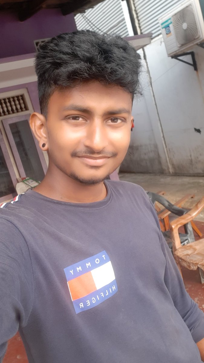 Charu61516425's tweet photo. @BanuY18 @SureshProdns @Siva_Kartikeyan @anudeepfilm @MusicThaman @manojdft @Cinemainmygenes @SVCLLP @ShanthiTalkies #Don Look 🤩😁😁 https://t.co/yh6TXRer5D