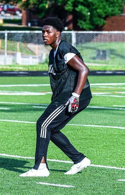 PitCentralHS's tweet photo. Bulldogs and @CHSFOOTBALL10  doin the work in summer 7v7's!

#HangryDogsWantTheSmoke

(Photos by @zaythebeast007)

@TMcshane12 @toniostarks1313 @toniocomplete @Drewells29 https://t.co/3snrsJgUZR