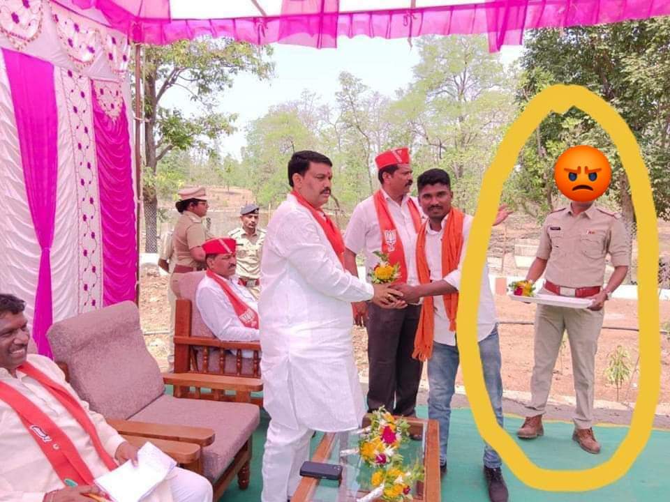 Gopal_Italia's tweet photo. ભ્રષ્ટ ભાજપવાળાએ ખાખી વરદીને જાહેરમાં અપમાનિત કરવાની હદ વટાવી છે. પોલીસના હાથમાં ગુલદસ્તાની પ્લેટ પકડાવી એના બદલે પેજપ્રમુખને આ કામ સોંપવાની જરૂર હતી.

સત્તાના અભિમાનમાં ભ્રષ્ટ ભાજપવાળાઓ જાહેરમાં પોલીસનું અપમાન કરે છે. 

આ વખતે મોકો છે, બદલાવ લાવવાનો
એક મોકો આમ આદમી પાર્ટીને આપો. https://t.co/NsHE8pCXiP