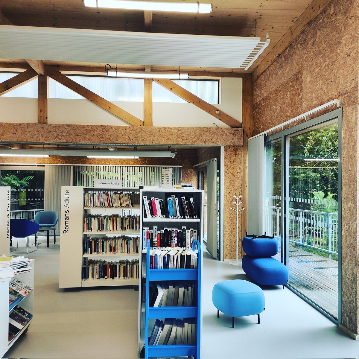 Julieninadavid's tweet photo. Vous aimez le numérique et les médiathèques récentes ? ✨

Vous souhaitez rejoindre une super équipe et travailler à proximité d'un petit jardin ? 🌿

La Petite Unité de Lecture Publique du quartier Nord de Villejuif recrute ! https://t.co/H5dFR44Luy https://t.co/c4Ov91Xgaf