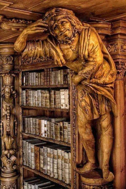 ancientorigins's tweet photo. A bookshelf in the abbey of waldsassen in Bavaria, Germany This library was built in the Rococo architectural style in 1824-26 #architecture #Archaeology #History #artwork #artshare #arts

https://t.co/em60tarFT9 https://t.co/IYnWGDWddG