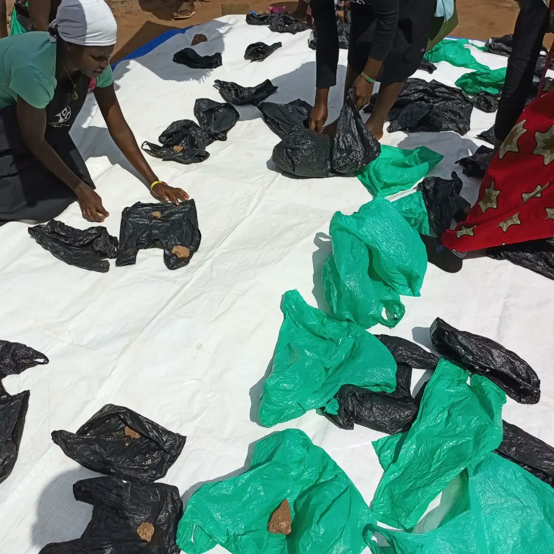 AssortedAfrica's tweet photo. #ENVIROMENTWEEK

Thanks @PaulHodgesTrust we recycled 0ver 2000 polythene bags to make these toilet bags. Poor waste management causes floods, they block trenches and water ways causing floods and water borne diseases to a community like ours. And else where. https://t.co/IpWNNbzvMN