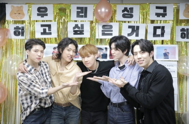 Jang Dong Woo, Nam Woo Hyun, Lee Sung Yeol and Lee Sung Jong to reunite tonight through NOW 'Midnight Idol Radio' hosted by Kim Sung Kyu

They will celebrate INFINITE's 12th year anniversary with fans 

Source: entertain.naver.com/now/read?oid=6…