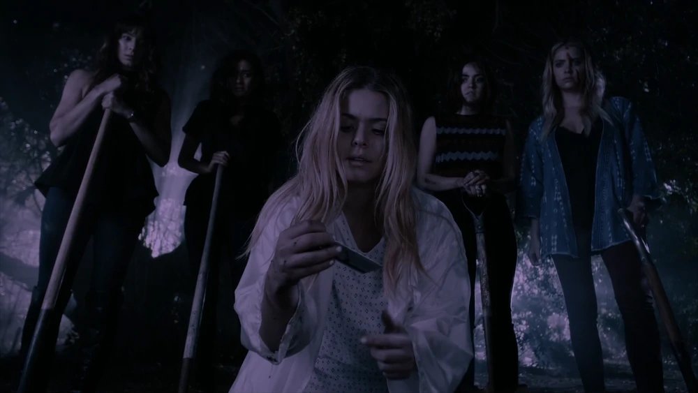 ThePLLWiki's tweet photo. Some season 7 craziness. #12YearsOfPLL https://t.co/qdyLE3mc3r