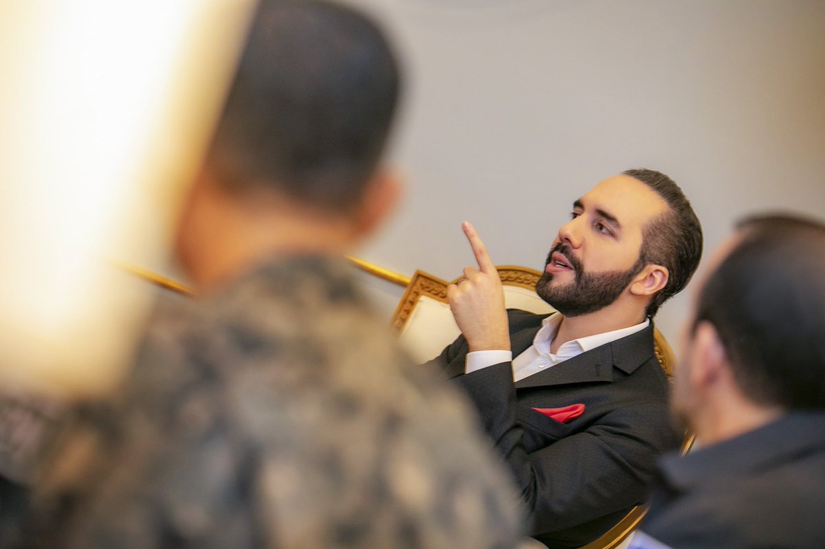 PresidenciaSV's tweet photo. El Presidente @nayibbukele se reúne con el Gabinete de Seguridad y el @FiscalGeneralSV para medir los avances en el Régimen de Excepción y continuar con la siguiente etapa de la estrategia de seguridad para impedir que los grupos terroristas evolucionen antes de ser eliminados. https://t.co/fPtkKHatmO