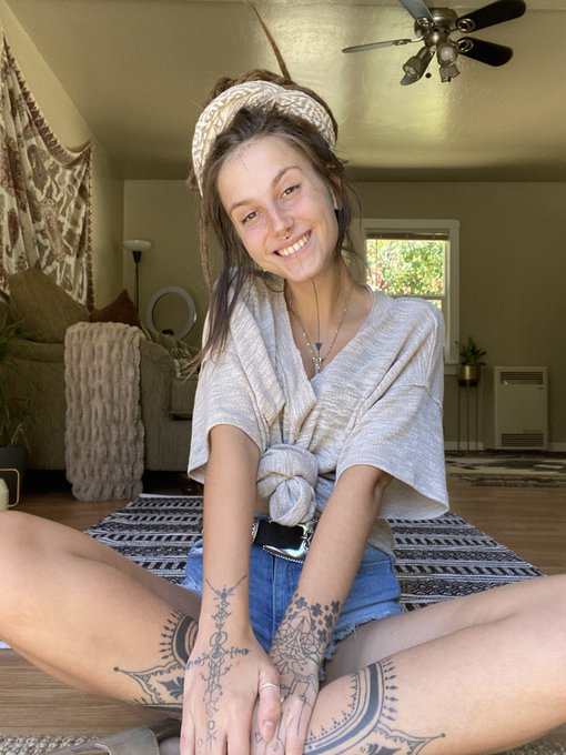 Thank you for 80k 👸 https://t.co/pbveQhOk20