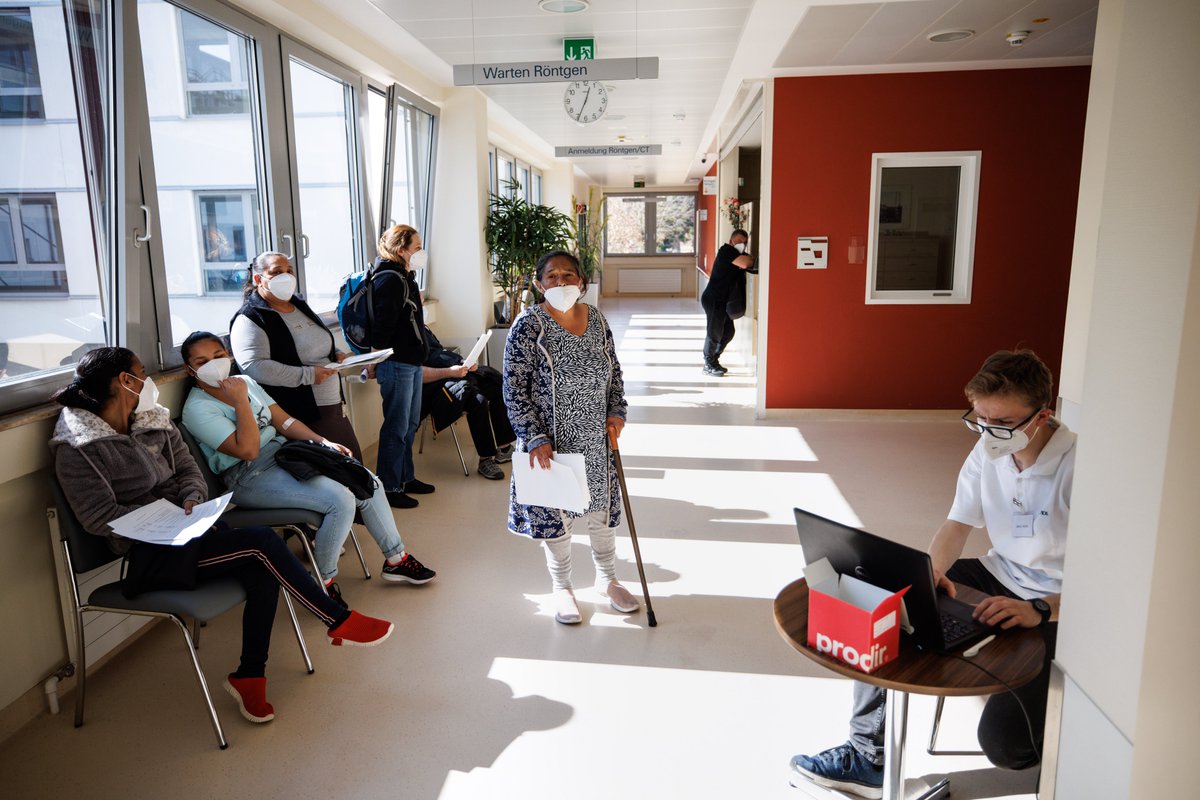 In den meisten Bundesländern in D entscheiden Sozialbehörden (!) anstelle von Ärzten über die medizinische Behandlung von Geflüchteten. Wie kann das sein? <a href="/_Henrik_Muller_/">Henrik Müller</a> berichtet:

medwatch.de/2022/06/09/ges…