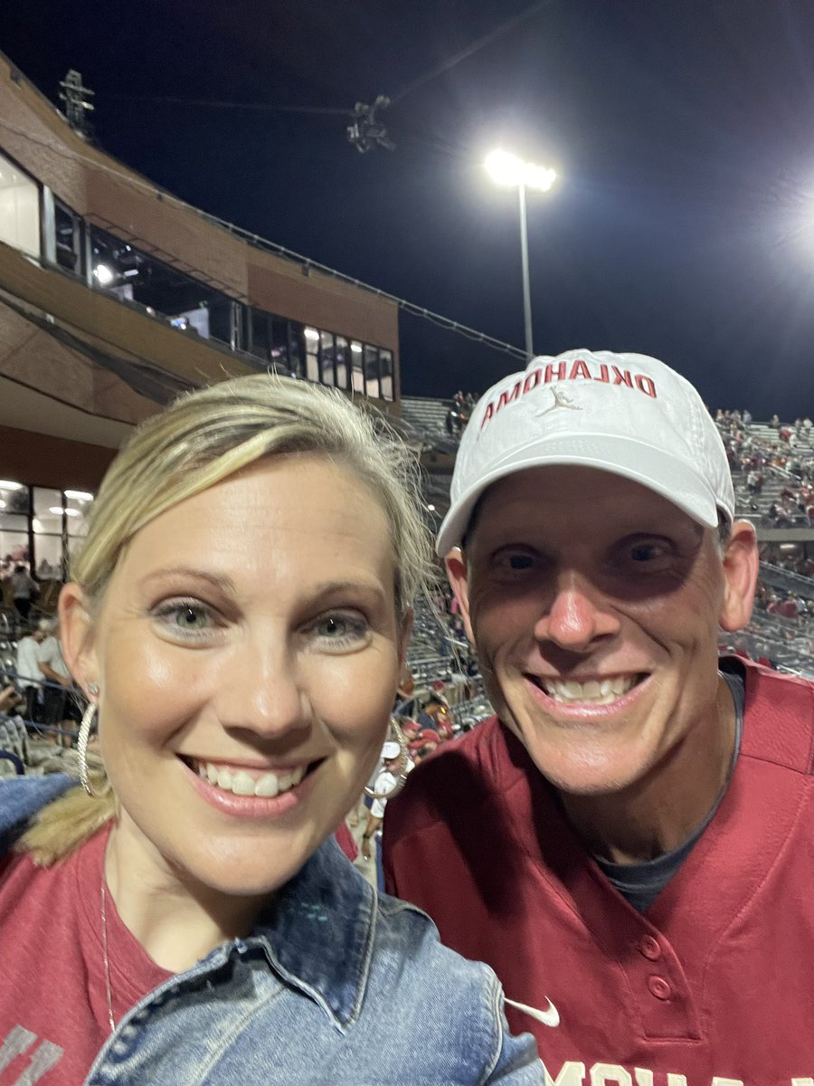 Sooners get the win and I got to meet <a href="/CoachVenables/">Brent Venables</a>!! #wcws