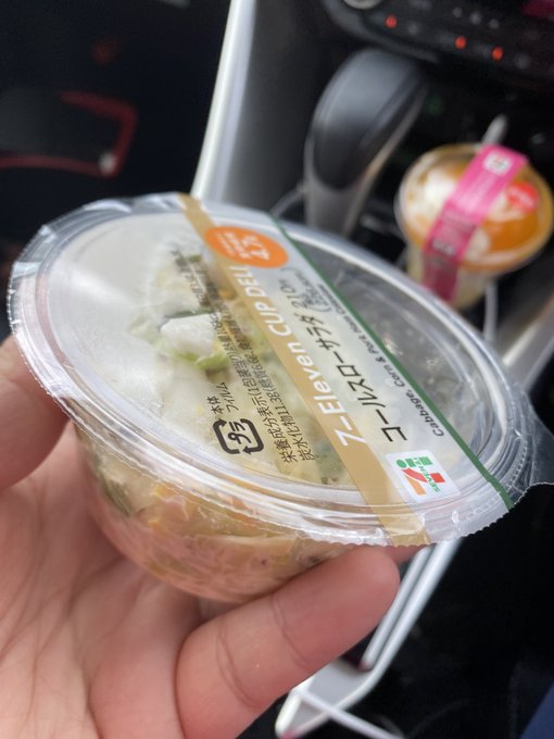 セブンイレブンのヘビーユーザーだけど、頼むからこのくらいのサイズの一品惣菜と汁気あるデザートはこの方式で統一してくれ。
セブンくんの一品惣菜、妙に汁が漏れて袋がベタベタになる率高いねん。 