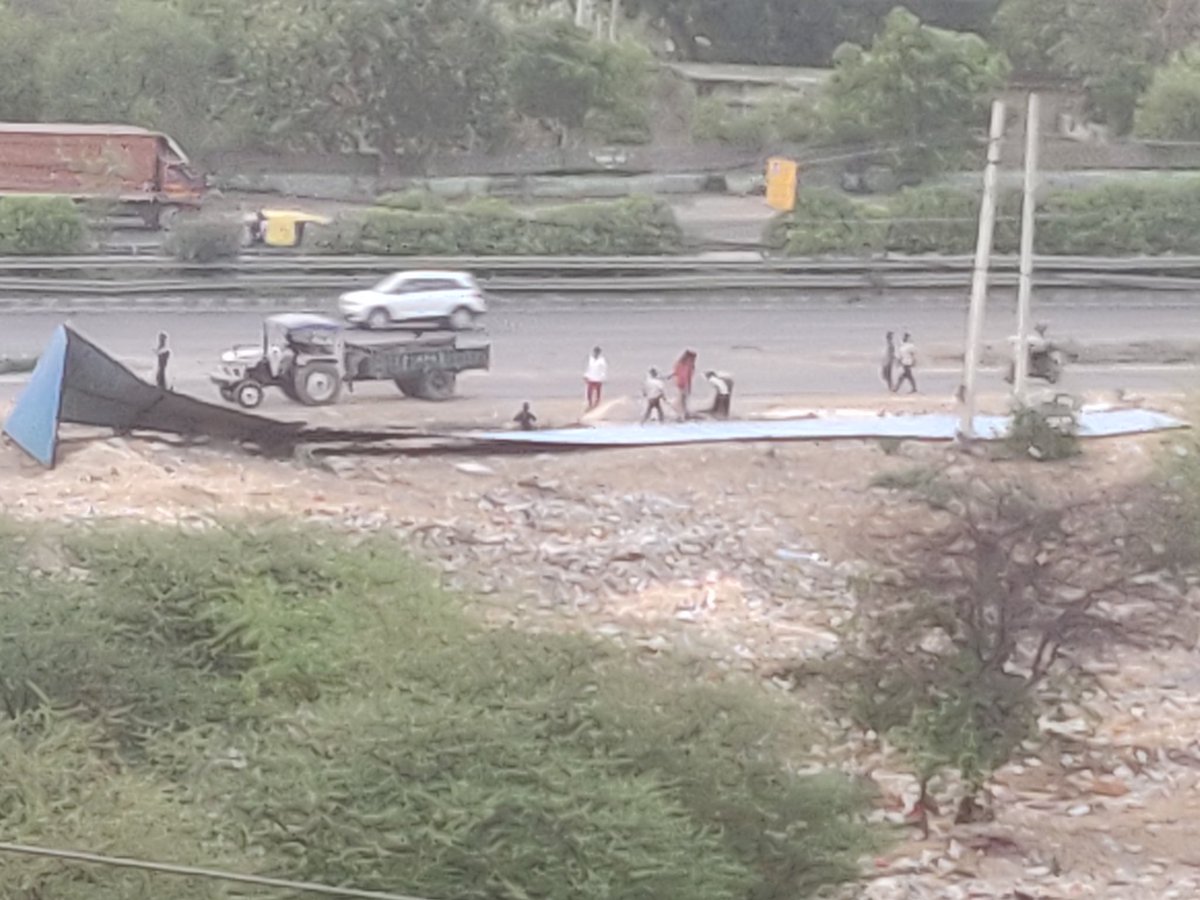 raisk07's tweet photo. @MCManesar Please take note of garbage behind sidco shivalik apartments. https://t.co/nCc5c1iWKA