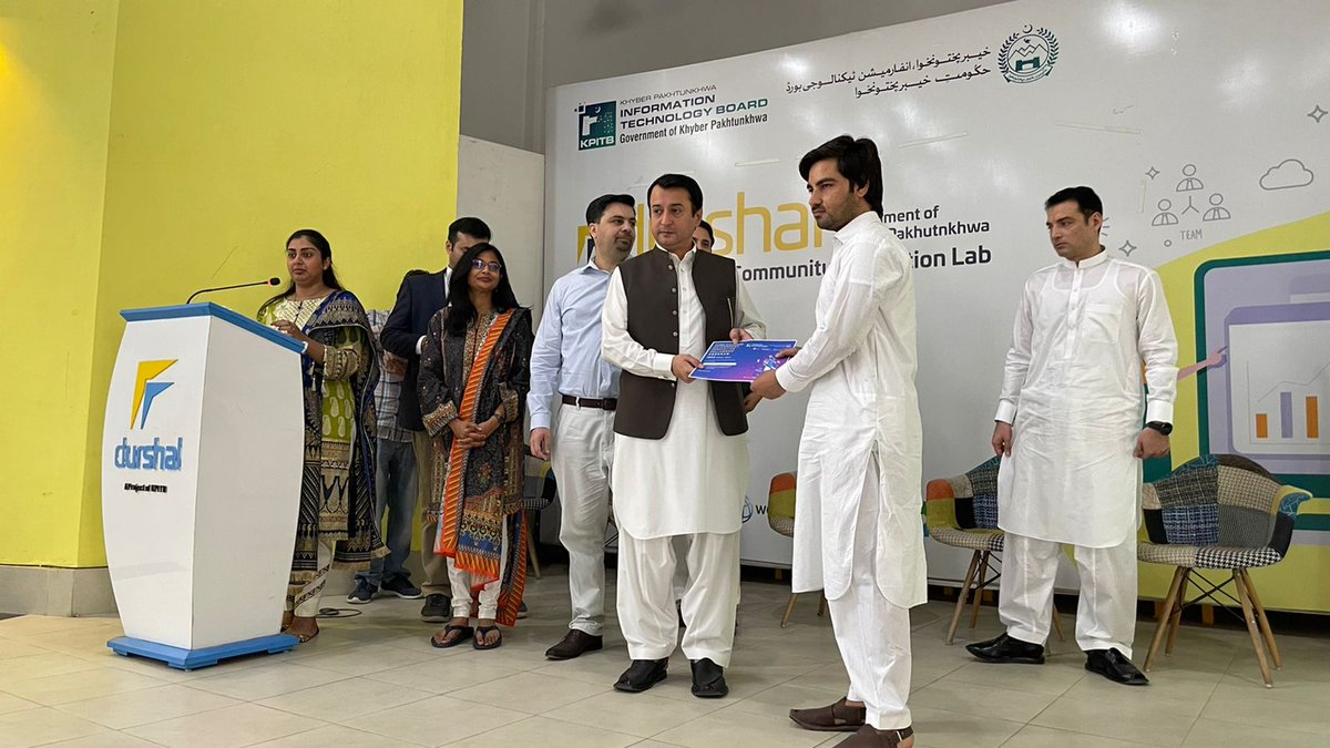 CodeforPakistan's tweet photo. #TBThursday 
Our #Fellows taking their certificates after completing the #7thcycle of the #khyberpukhtunkhwa Govt. Innovation Fellowship Program!🎉🎉🎉

Do you wanna be a part of #TheGoodKindOfHacking💡like them too?

Stay tuned for updates on the next round of applications📨📃! https://t.co/M7eP3dQ9IZ