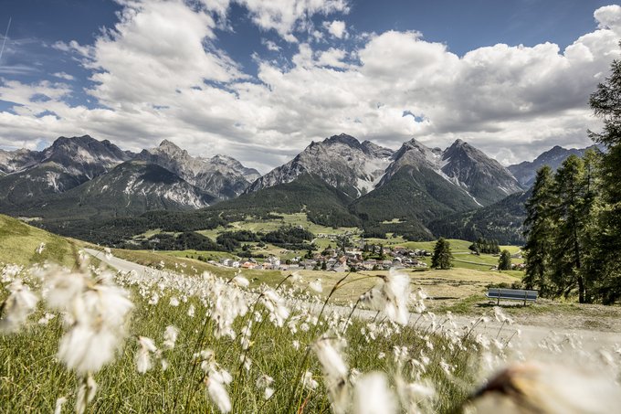 Wandertraum «Via Engiadina»! 
Diese Mehrtagestour auf der Sonnenseite des Unterengadins führt auf aussichtsreichen Wegen durch typische Engadiner Dörfer wie Guarda, Ardez, Sent oder Tschlin! 
Packages mit Gepäcktransfer!
<a href="/ScuolSamnaun/">EngadinSamnaunValMüstair</a> <a href="/Graubunden/">Graubünden</a>
…