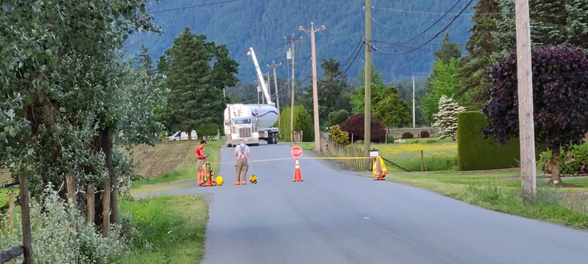 WimKerkhoff's tweet photo. @bchydro Feed truck driver forgot to lower his boom. https://t.co/k8F70dBC1d