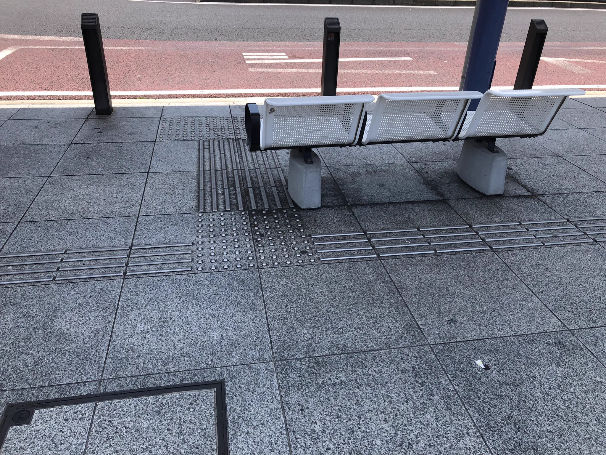 @madhatter_ken 群馬県太田駅前にあるバス停の点字ブロックです。 